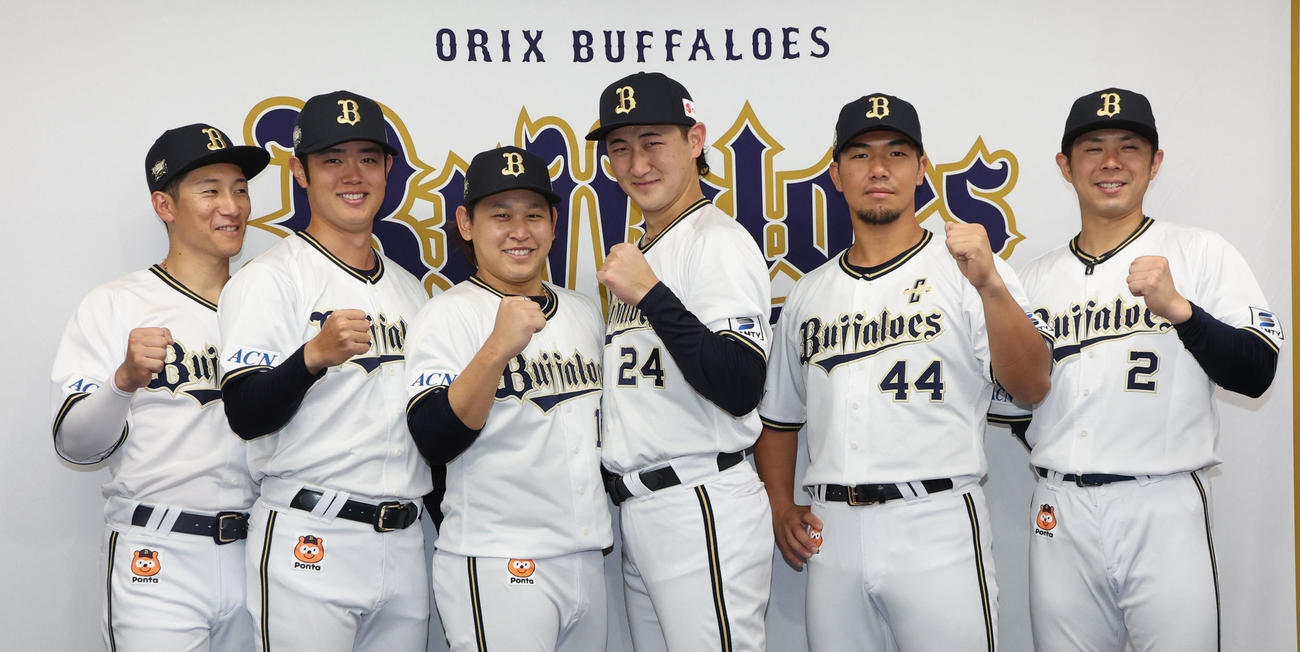 オールスターにファン投票で選ばれたオリックスの（右から）若月、頓宮、紅林、宮城、太田、西川（撮影・西尾就之）