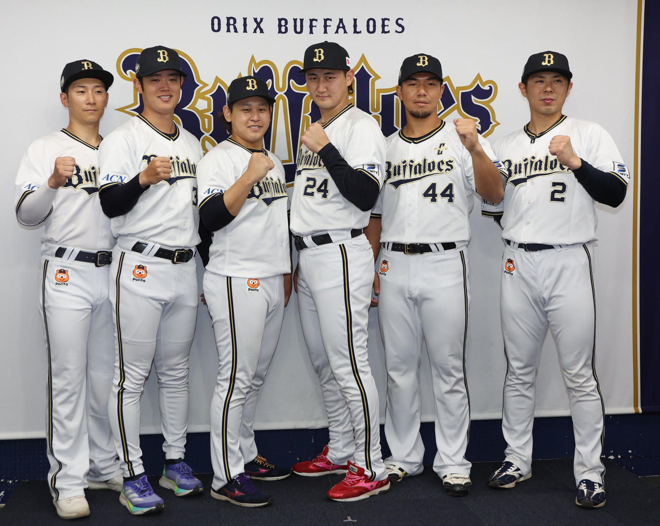 オールスターにファン投票で選ばれたオリックスの（右から）若月、頓宮、紅林、宮城、太田、西川（撮影・西尾就之）