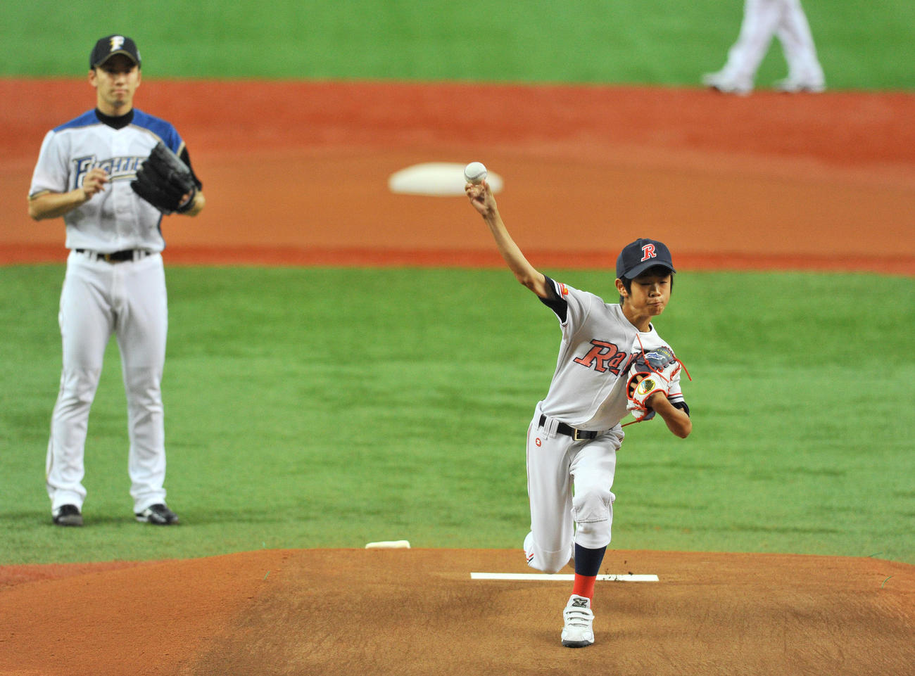 全パ対全セ　斎藤佑樹に見守られながら始球式を行う太田椋（2012年7月20日撮影）