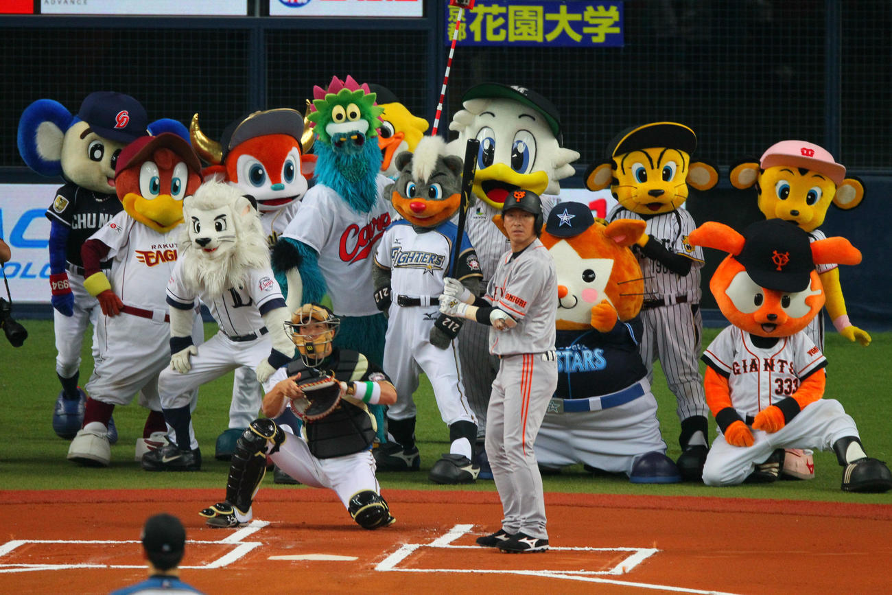 始球式でマスコットに見つめられる長野（2012年7月20日撮影）