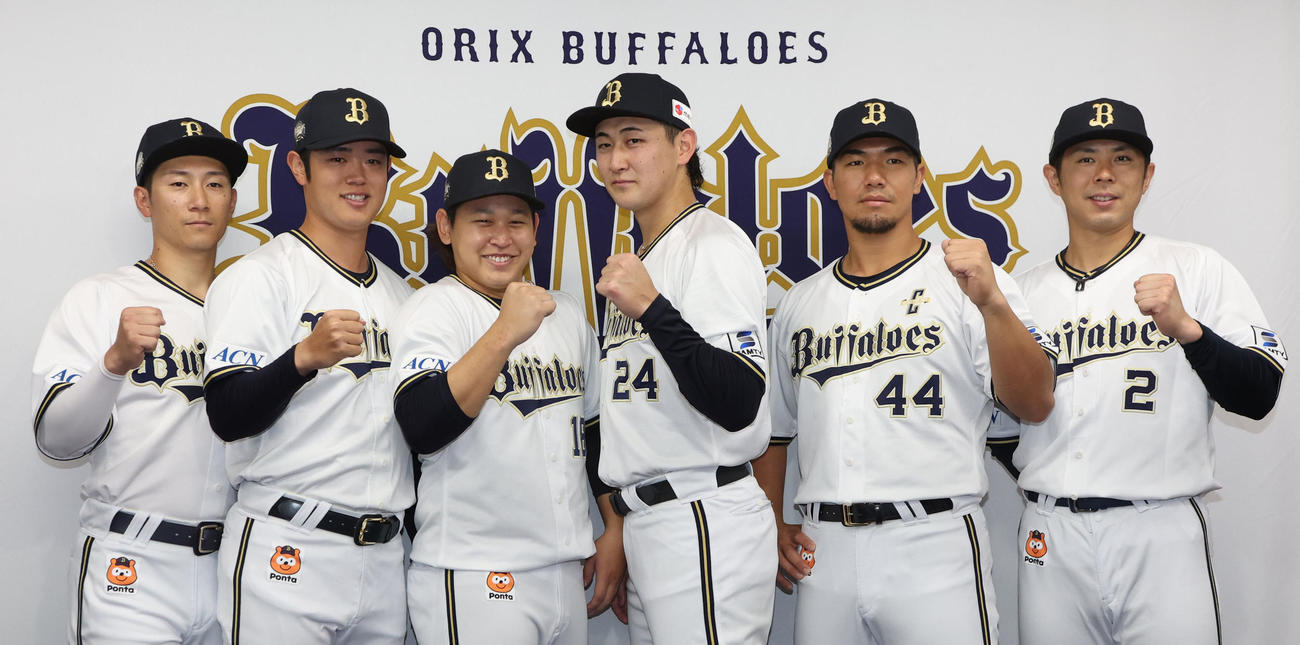 オールスターにファン投票で選ばれたオリックスの（右から）若月、頓宮、紅林、宮城、太田、西川（撮影・西尾就之）