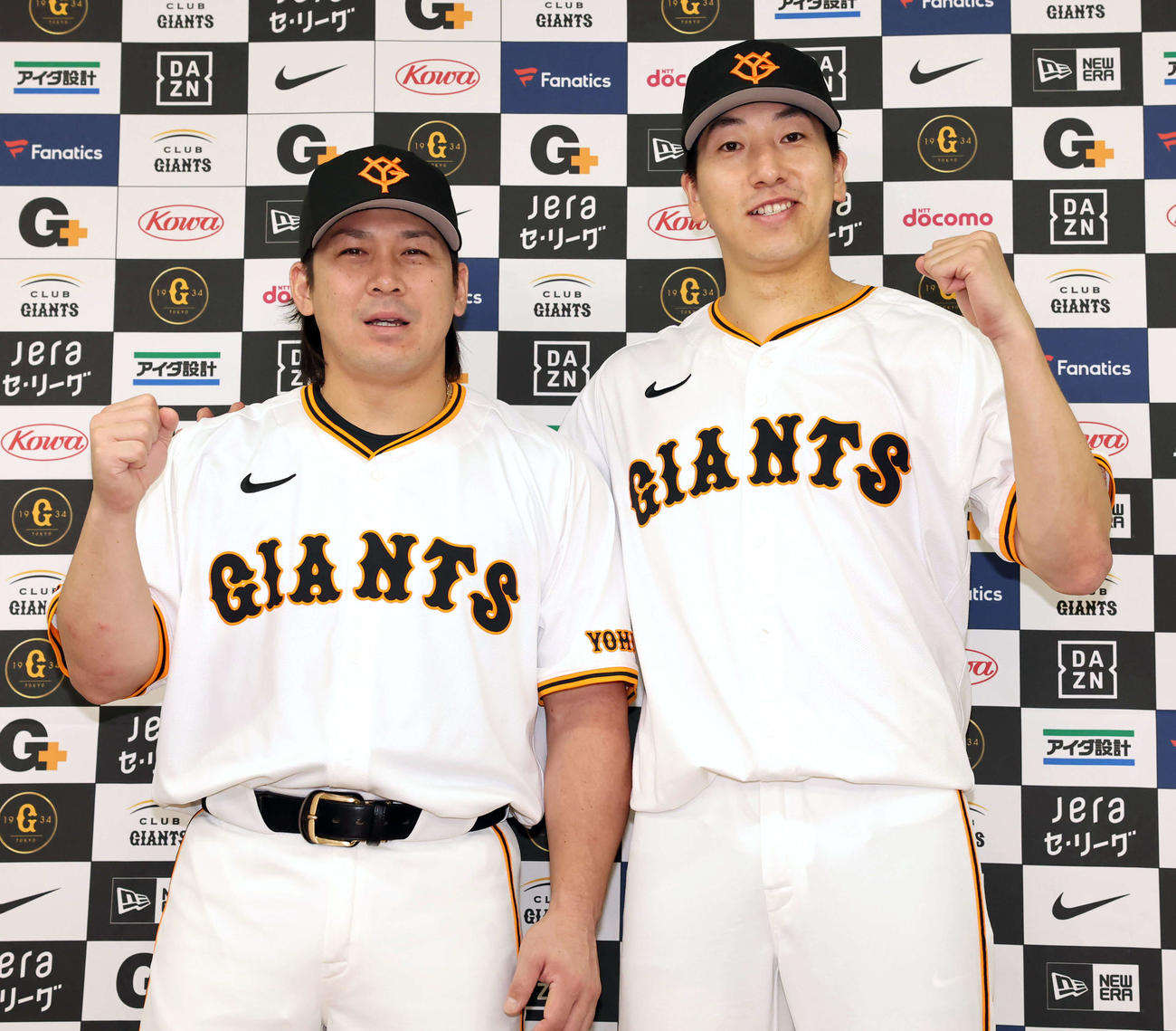 ファン投票でオールスターに選出された巨人甲斐（左）と大勢は笑顔でガッツポーズ（撮影・浅見桂子）