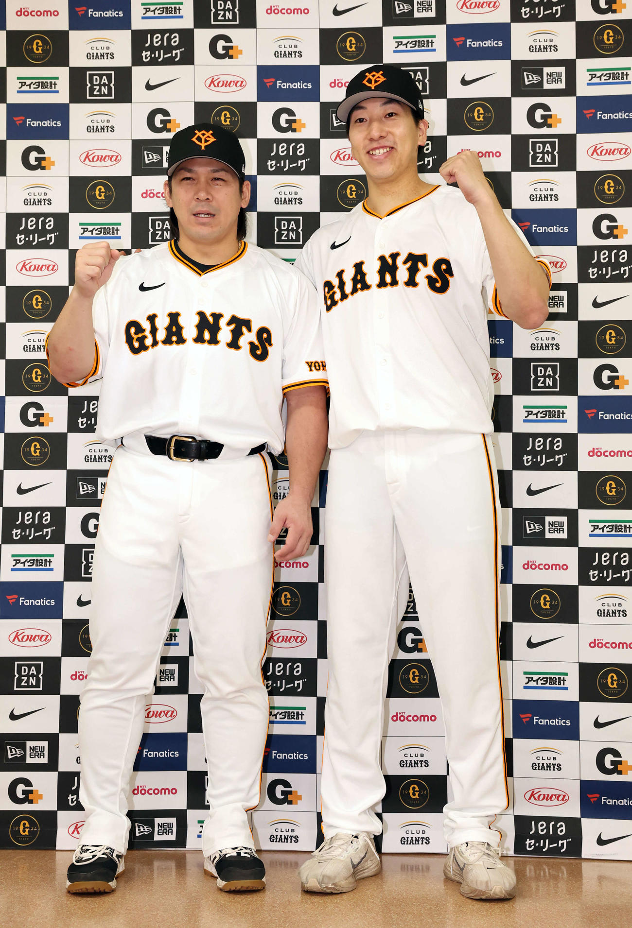 ファン投票でオールスターに選出された巨人甲斐（左）と大勢は笑顔でガッツポーズ（撮影・浅見桂子）
