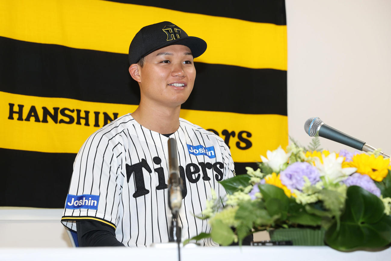 ファン投票でオールスターに選出され、会見に臨む阪神森下（撮影・前田充）