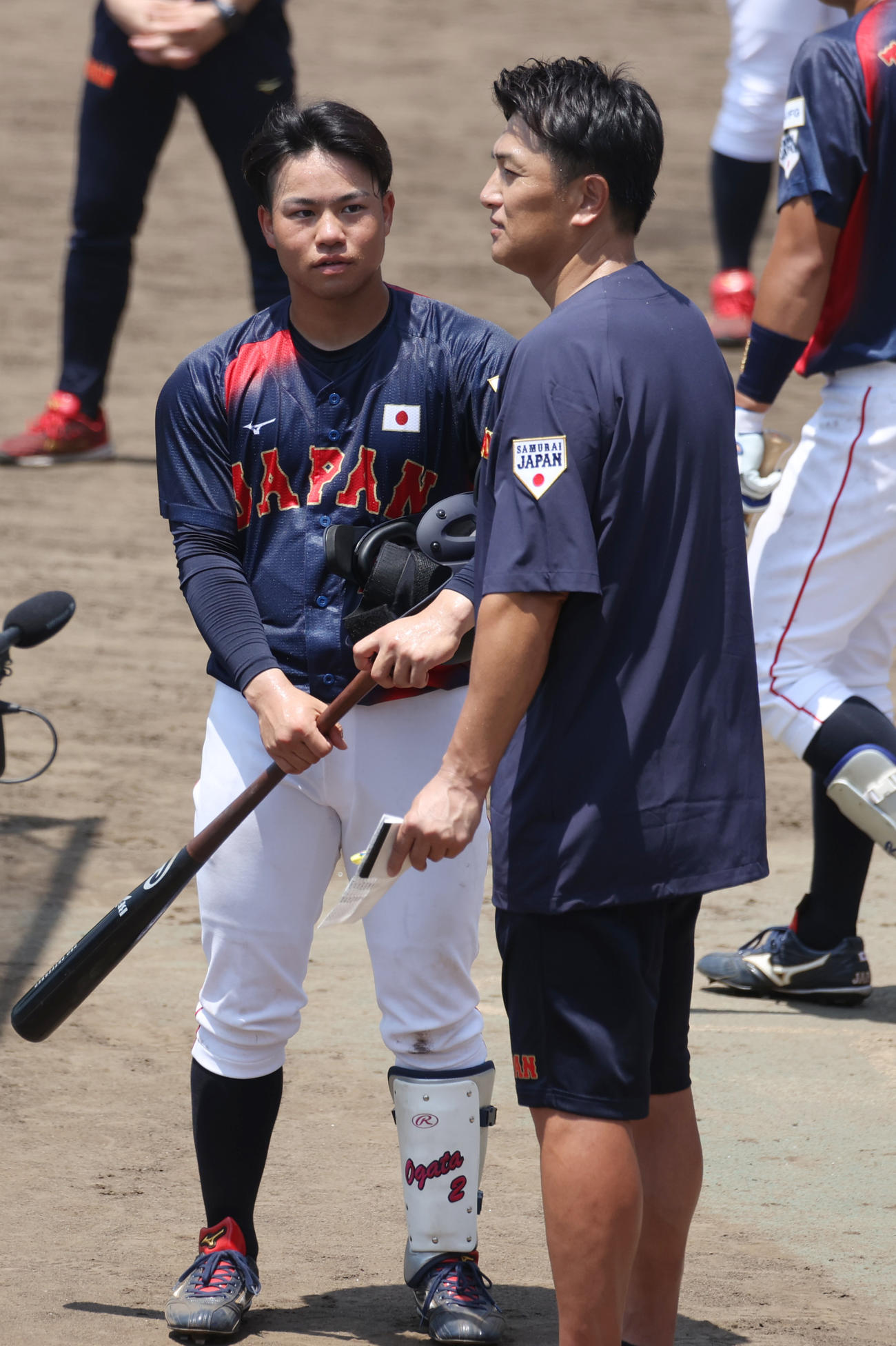 侍ジャパン大学代表直前合宿で国学院大・緒方にアドバイスする元巨人監督の高橋由伸臨時コーチ（右）（撮影・柴田隆二）