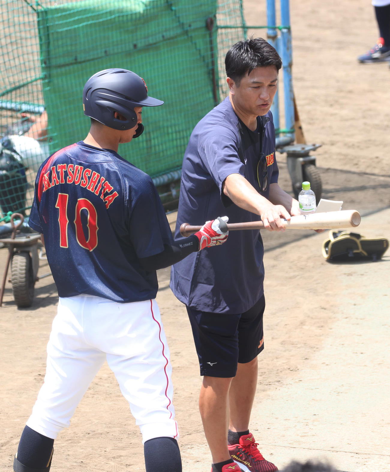 侍ジャパン大学代表直前合宿で桐蔭学園の後輩の法大・松下にアドバイスする元巨人監督の高橋由伸臨時コーチ（右）（撮影・柴田隆二）