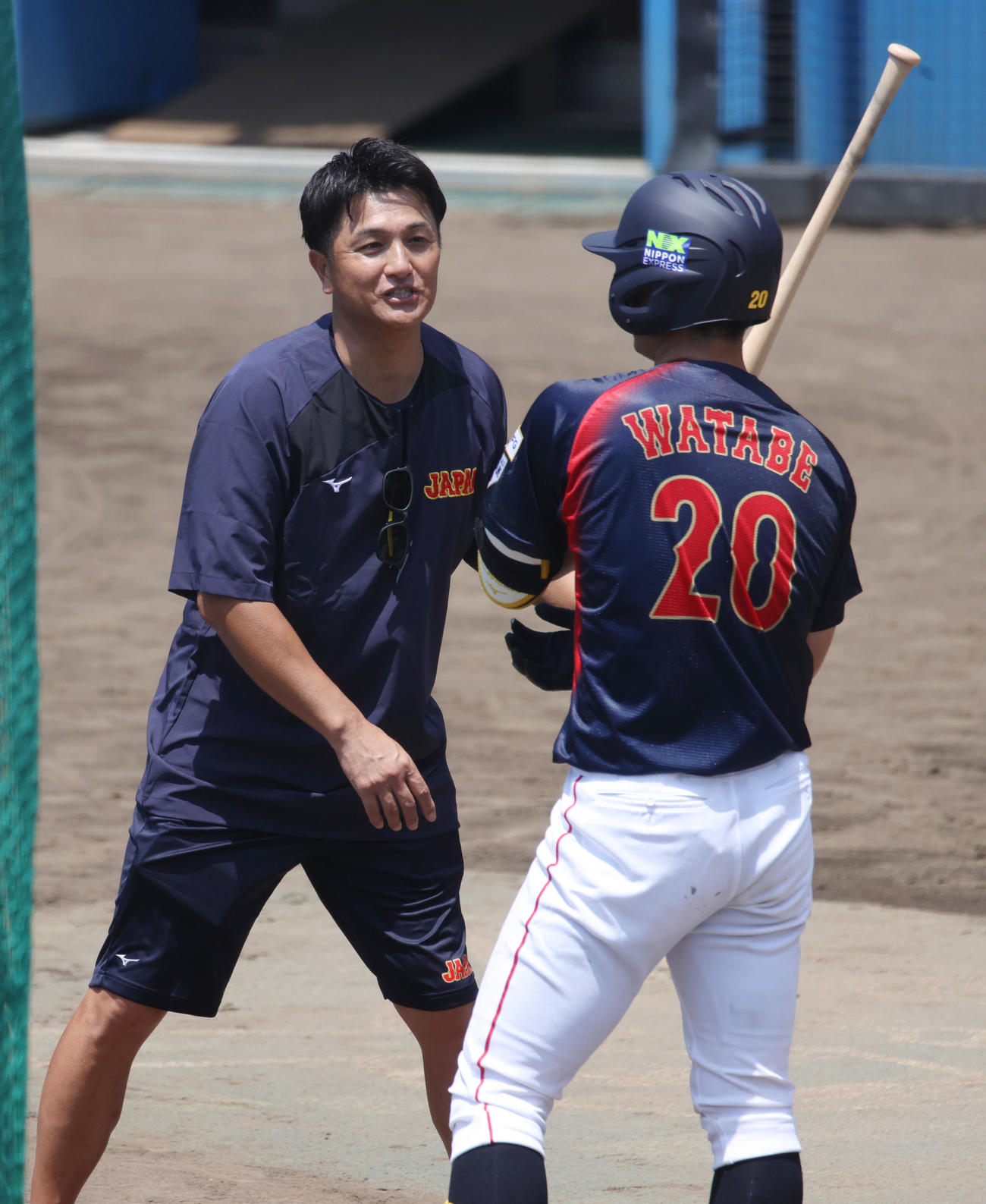侍ジャパン大学代表直前合宿で青学大・渡部にアドバイスする元巨人監督の高橋由伸臨時コーチ（左）（撮影・柴田隆二）