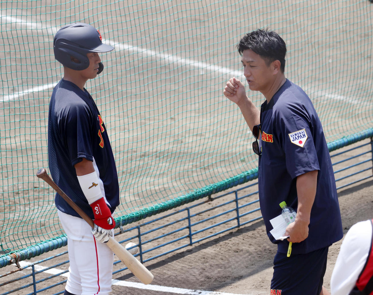 侍ジャパン大学代表直前合宿で日大・谷端にアドバイスする元巨人監督の高橋由伸臨時コーチ（右）（撮影・柴田隆二）