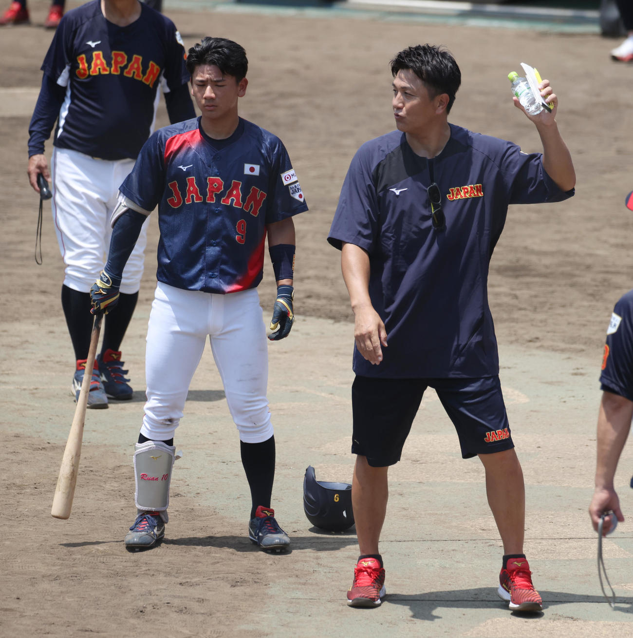 侍ジャパン大学代表直前合宿で東海大・大塚にアドバイスする元巨人監督の高橋由伸臨時コーチ（右）（撮影・柴田隆二）