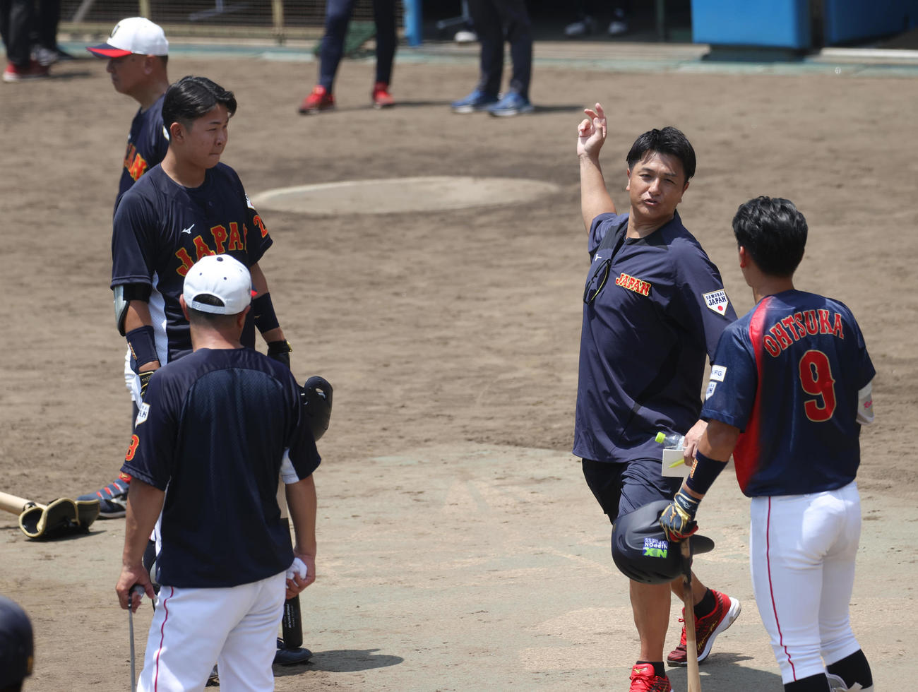 侍ジャパン大学代表直前合宿で仙台大・平川（左）と東海大・大塚（右）にアドバイスする元巨人監督の高橋由伸臨時コーチ（撮影・柴田隆二）