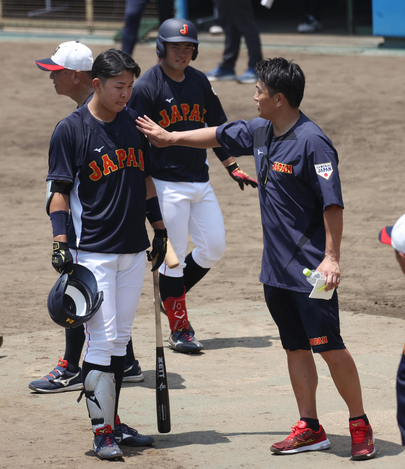 侍ジャパン大学代表直前合宿で仙台大・平川にアドバイスする元巨人監督の高橋由伸臨時コーチ（右）（撮影・柴田隆二）