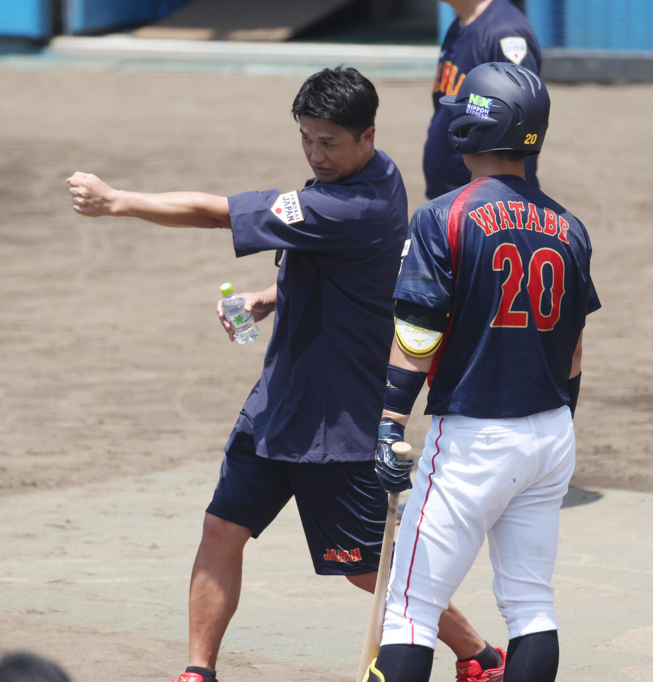 侍ジャパン大学代表直前合宿で青学大・渡部にアドバイスする元巨人監督の高橋由伸臨時コーチ（左）（撮影・柴田隆二）