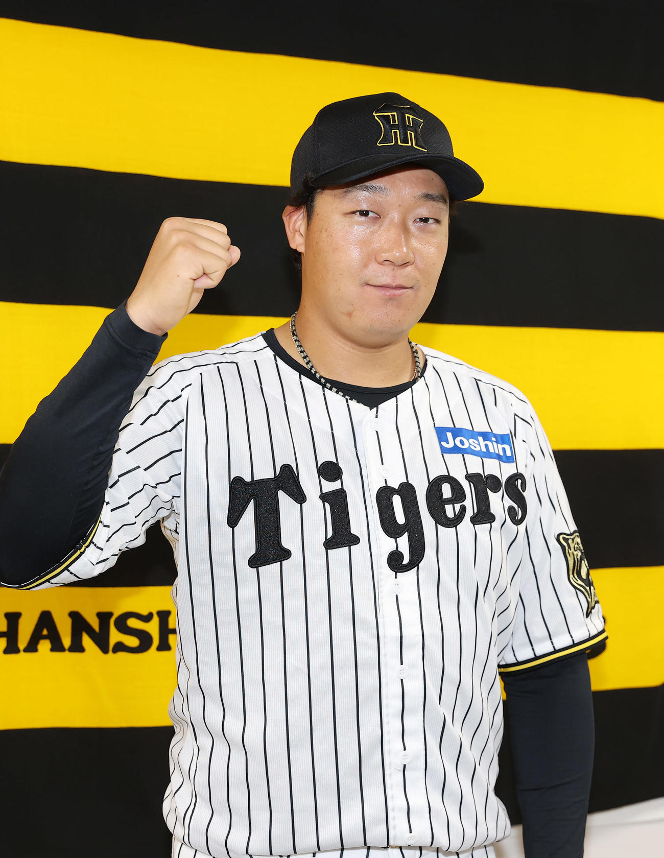 ファン投票でオールスターに選出され、笑顔でポーズをとる阪神大山（撮影・前田充）