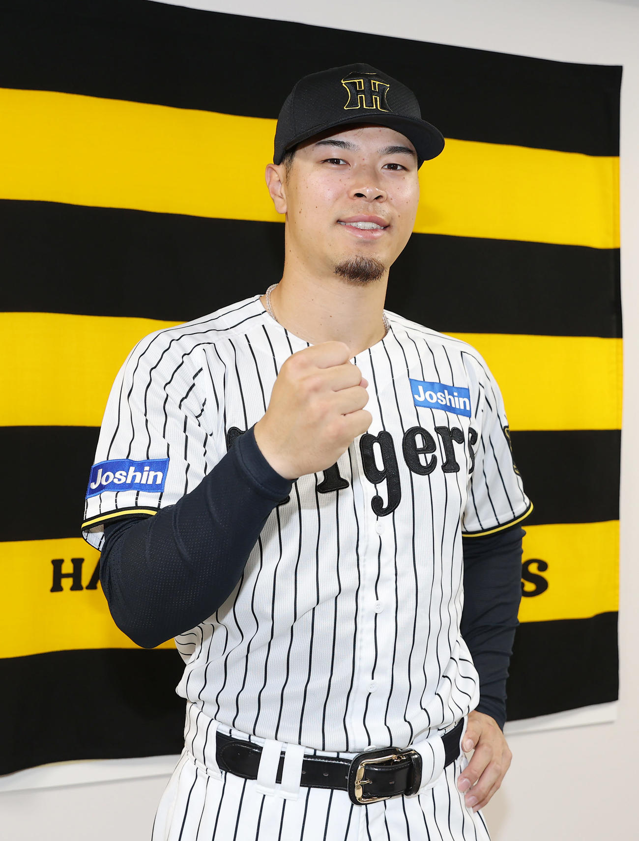ファン投票でオールスターに選出され、笑顔でポーズをとる阪神佐藤輝（撮影・前田充）