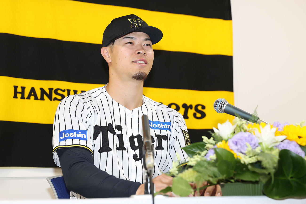 ファン投票でオールスターに選出され、会見に臨む阪神佐藤輝（撮影・前田充）
