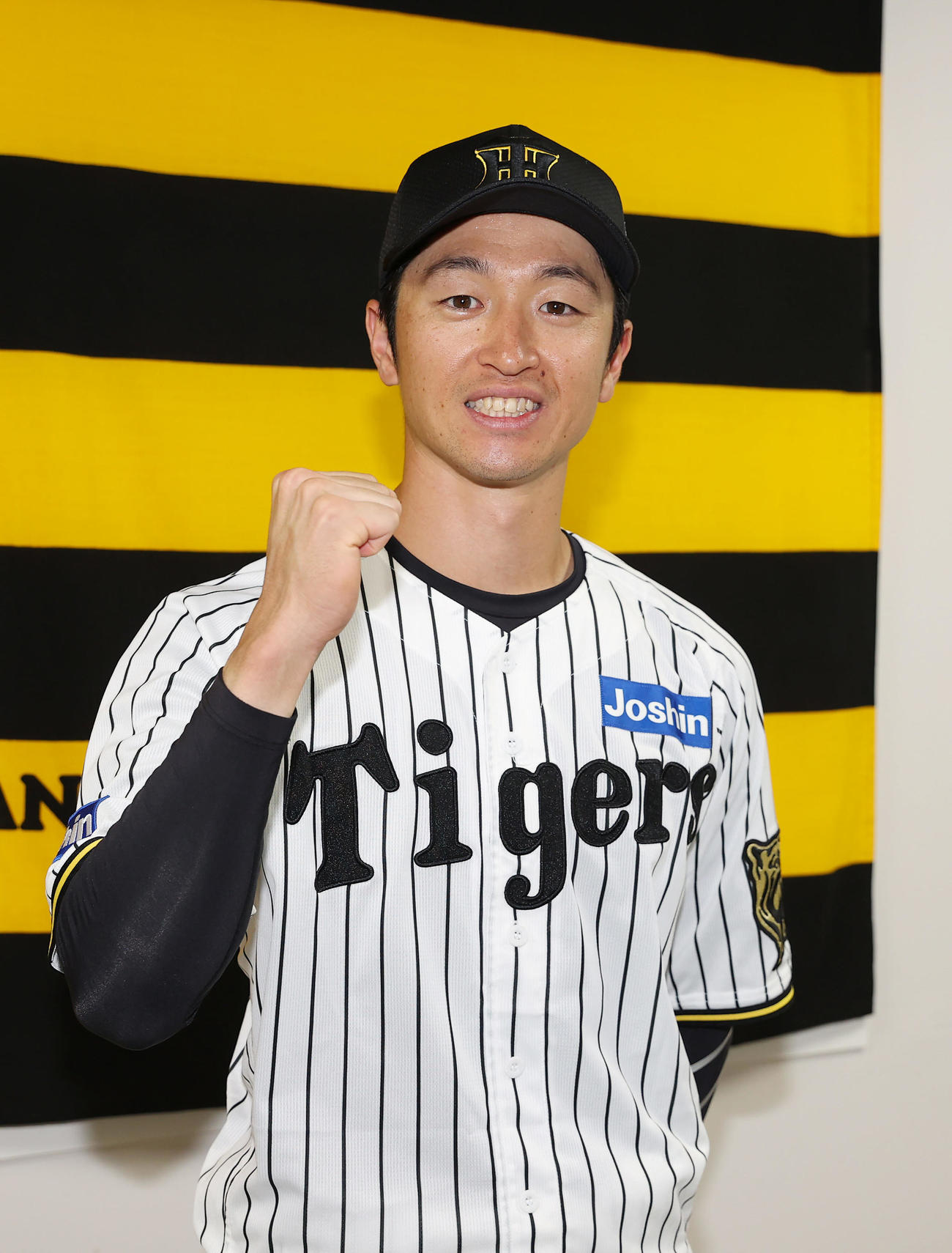 ファン投票でオールスターに選出され、笑顔でポーズをとる阪神近本（撮影・前田充）