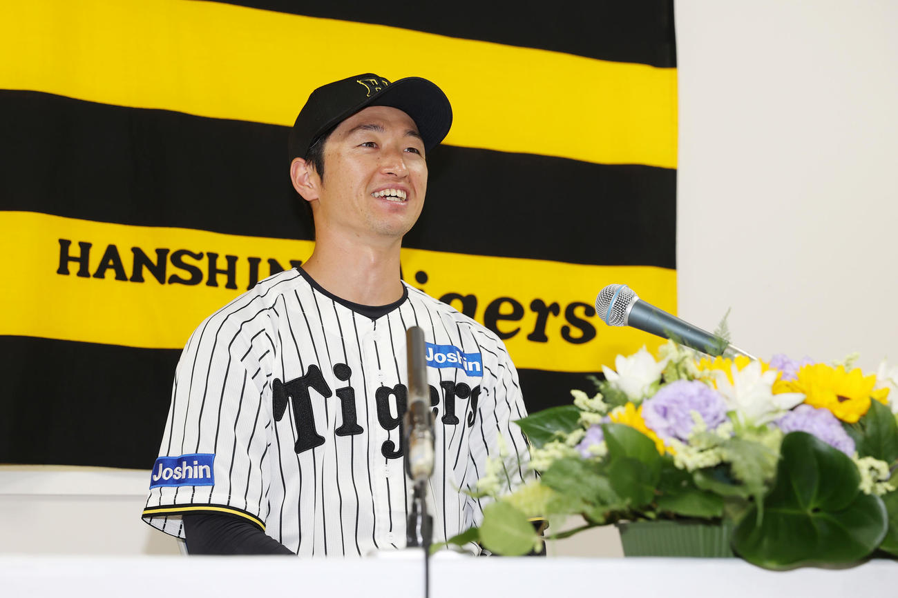 ファン投票でオールスターに選出され、会見に臨む阪神近本（撮影・前田充）