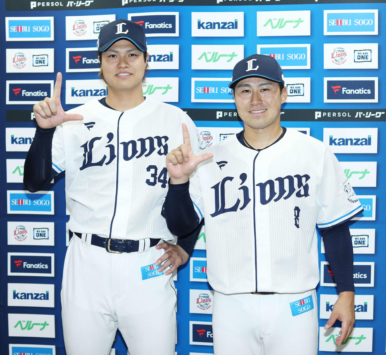 マイナビオールスターゲーム2025のファン投票で選出された西武甲斐野（左）と渡部聖（撮影・河田真司）