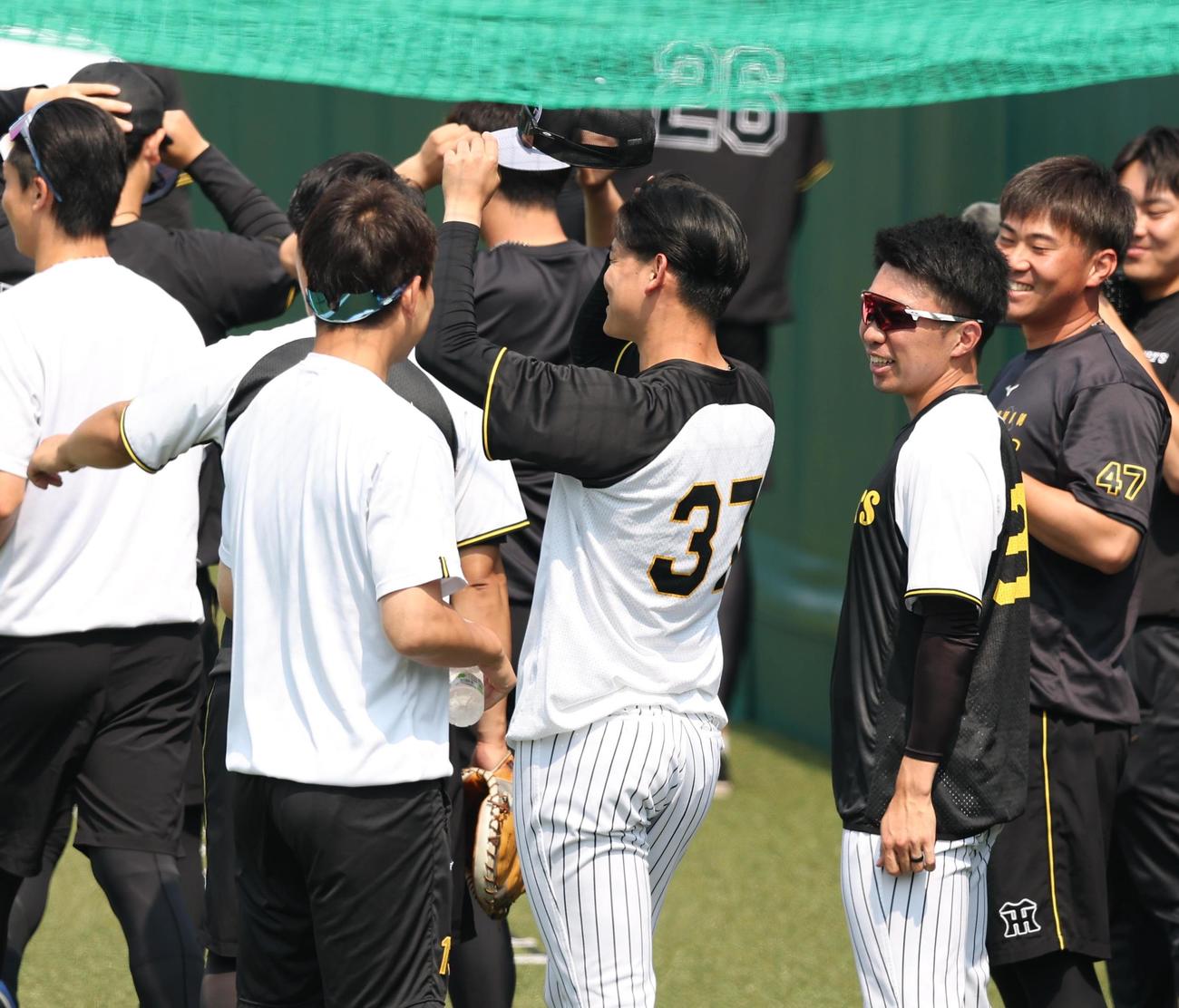 1軍に合流した石井（右から2人目）は笑顔を見せる（撮影・上田博志）