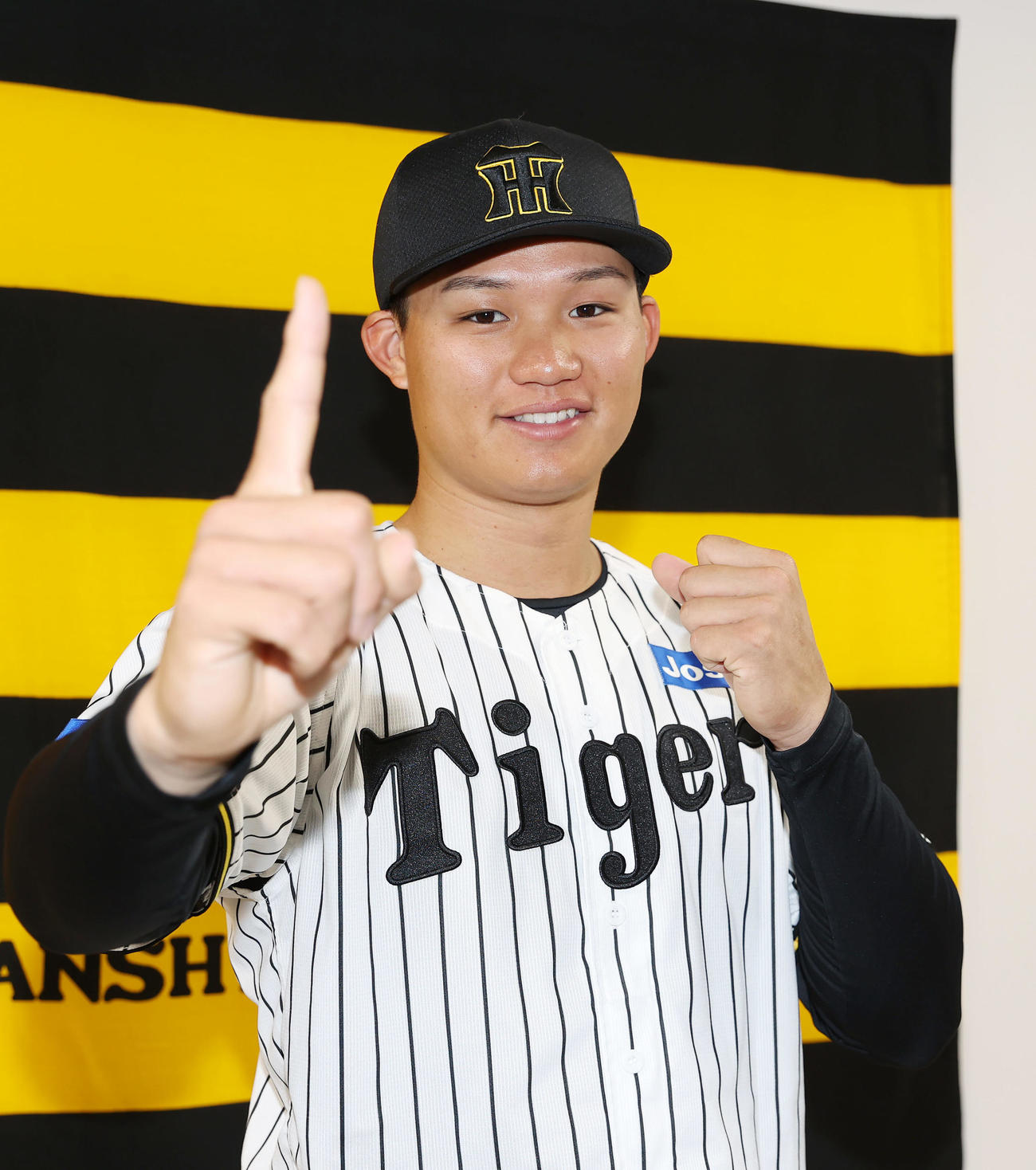 ファン投票でオールスターに選出され、笑顔でポーズをとる阪神森下（撮影・前田充）
