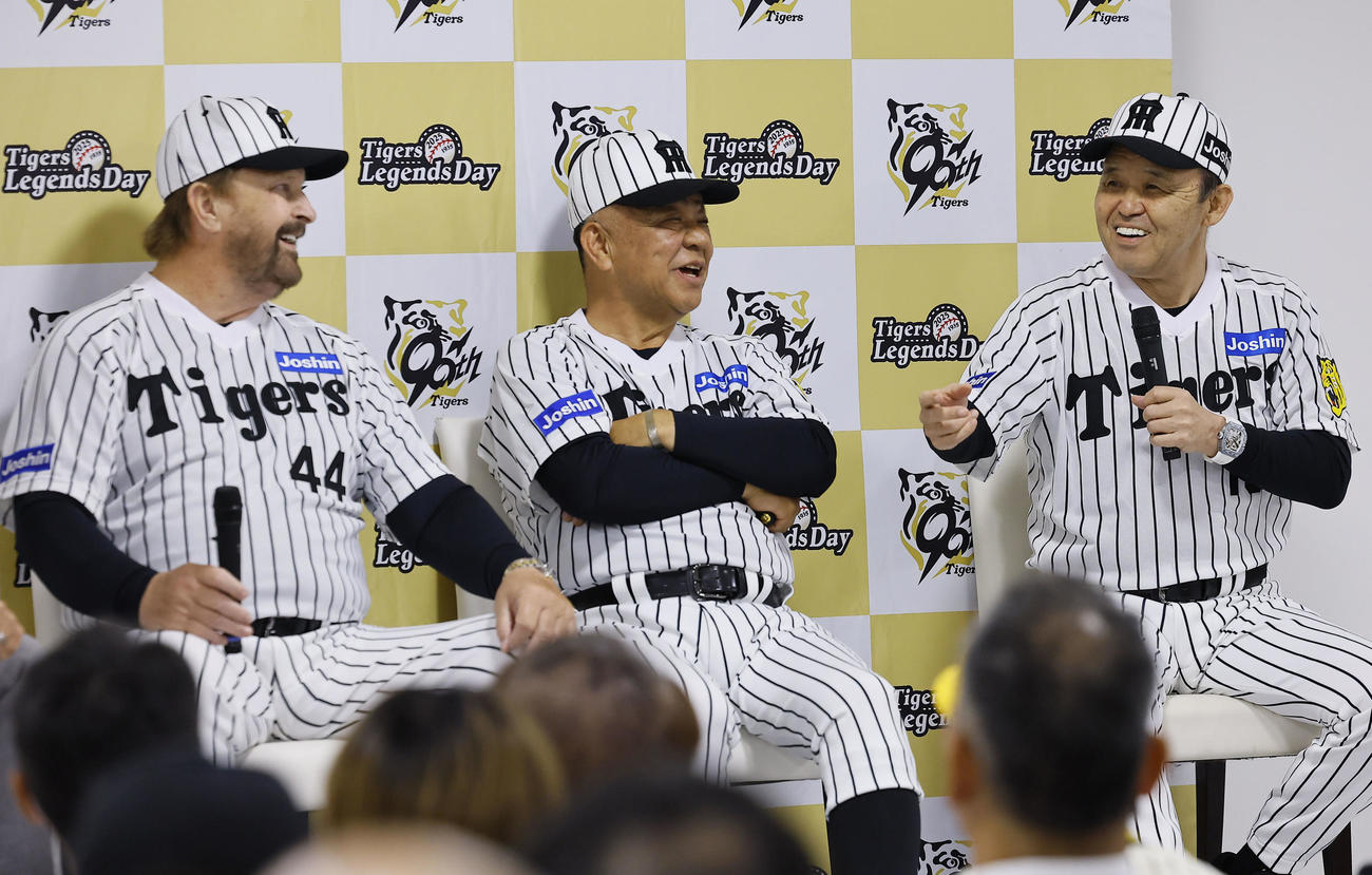 阪神対巨人　トークショーを行う右から岡田オーナー付顧問、掛布雅之氏、バース氏（撮影・藤尾明華）
