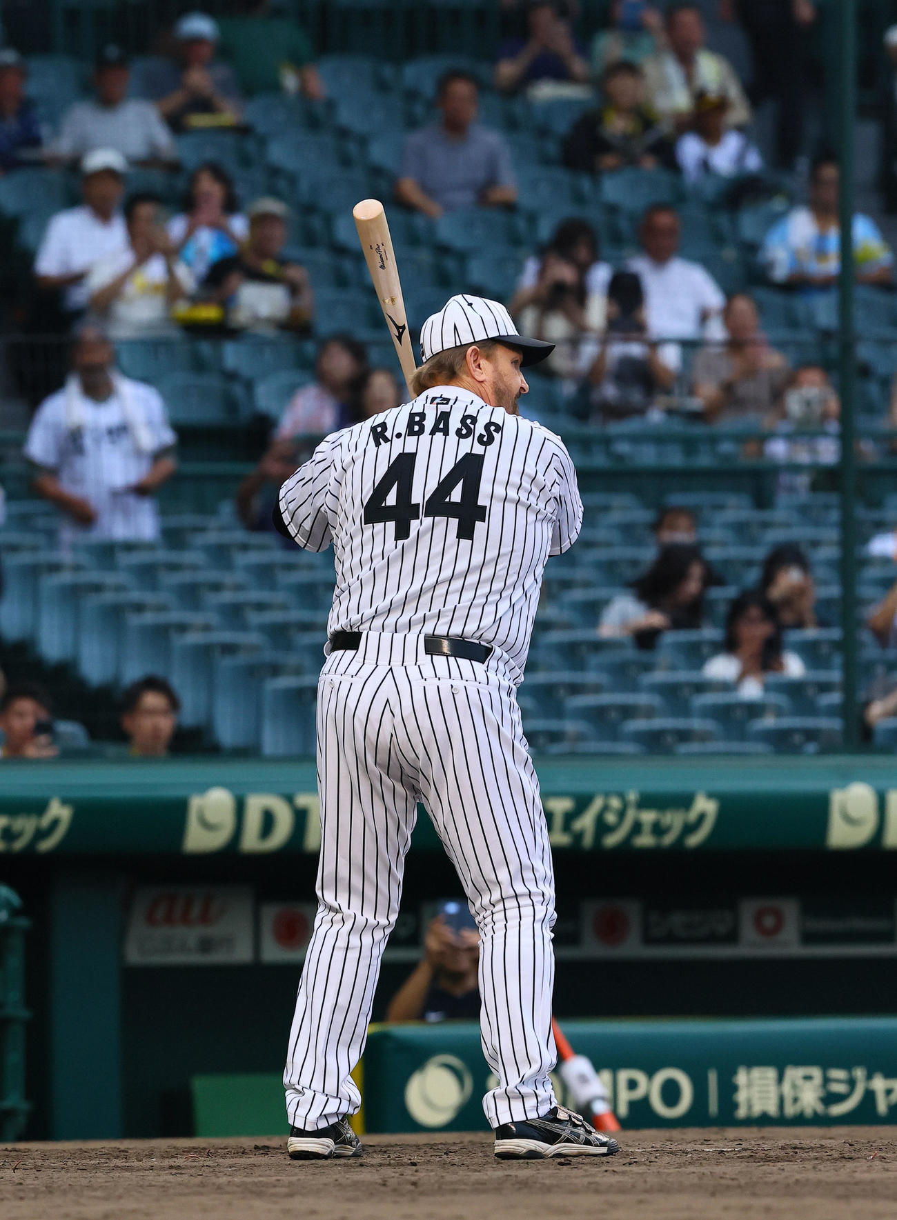 阪神対巨人　スイングセレモニーで打席に立つランディ・バース氏（撮影・藤尾明華）