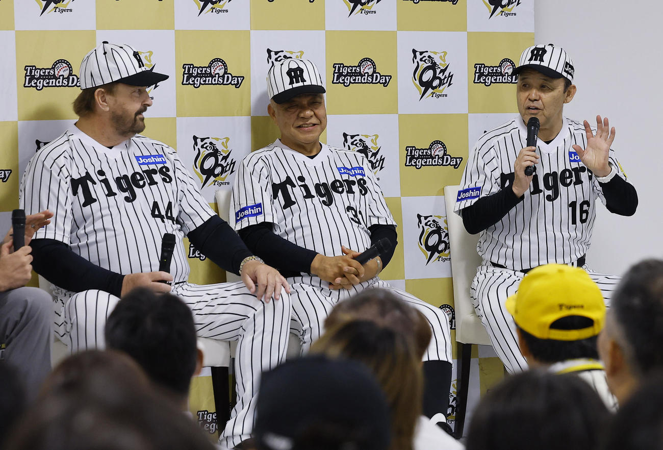 阪神対巨人　トークショーを行う右から岡田オーナー付顧問、掛布雅之氏、ランディ・バース氏（撮影・藤尾明華）