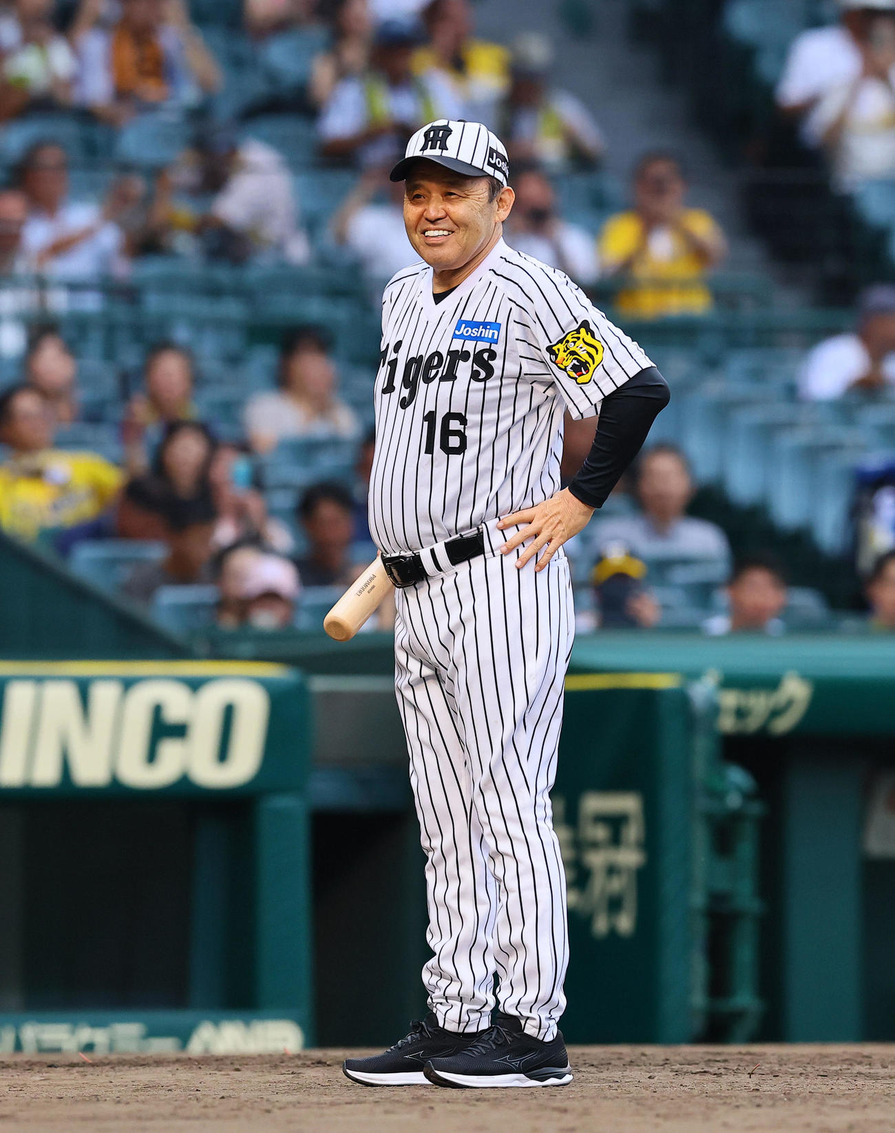 阪神対巨人　スイングセレモニーを終え、笑顔を見せる岡田彰布オーナー付顧問（撮影・藤尾明華）