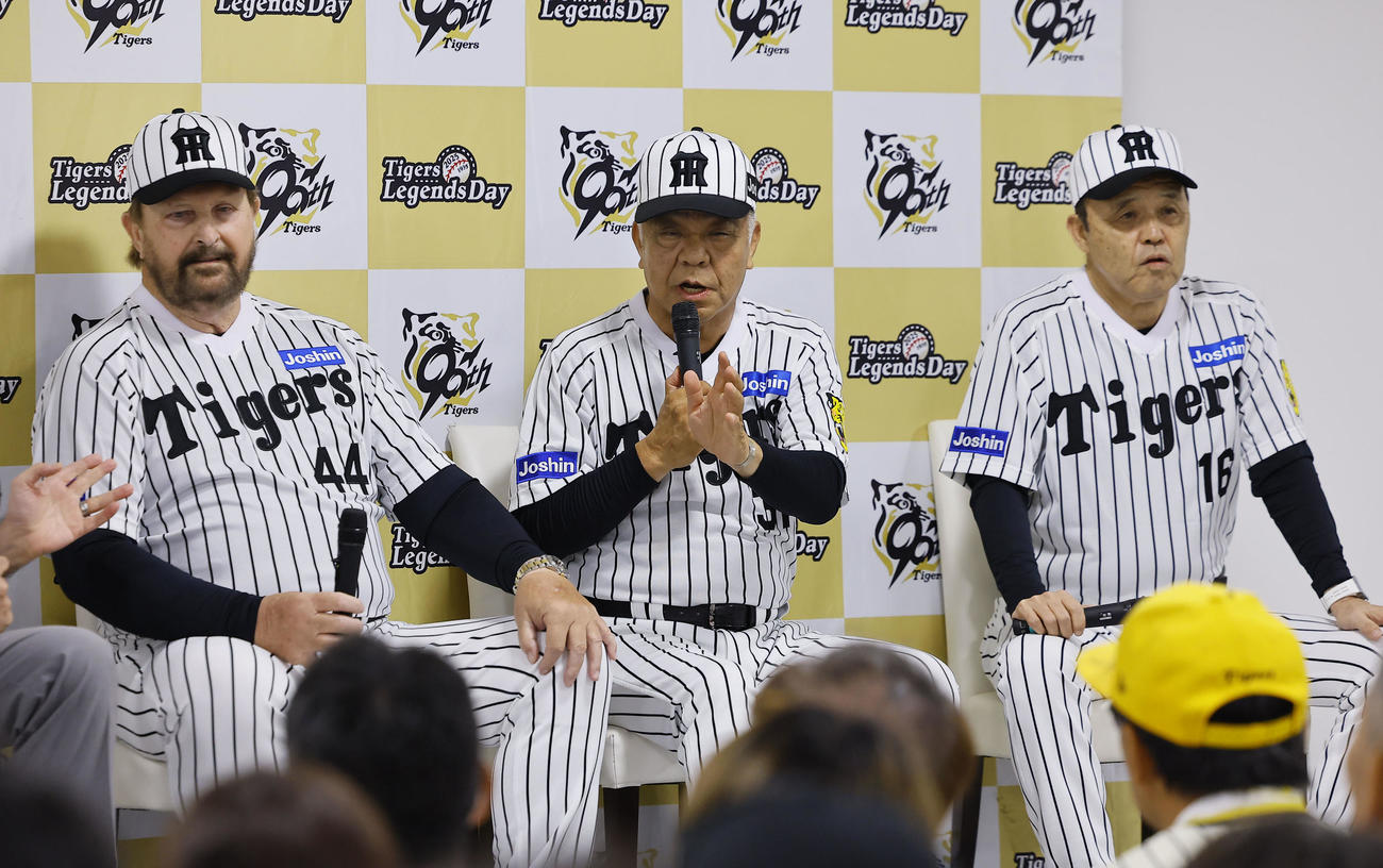 阪神対巨人　トークショーを行う右から岡田オーナー付顧問、掛布雅之氏、阪神対巨人　トークショーを行うランディ・バース氏（撮影・藤尾明華）