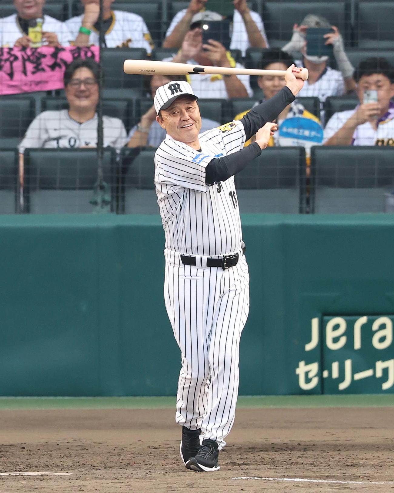 阪神対巨人　セレモニーでスイングする岡田氏（撮影・上田博志）