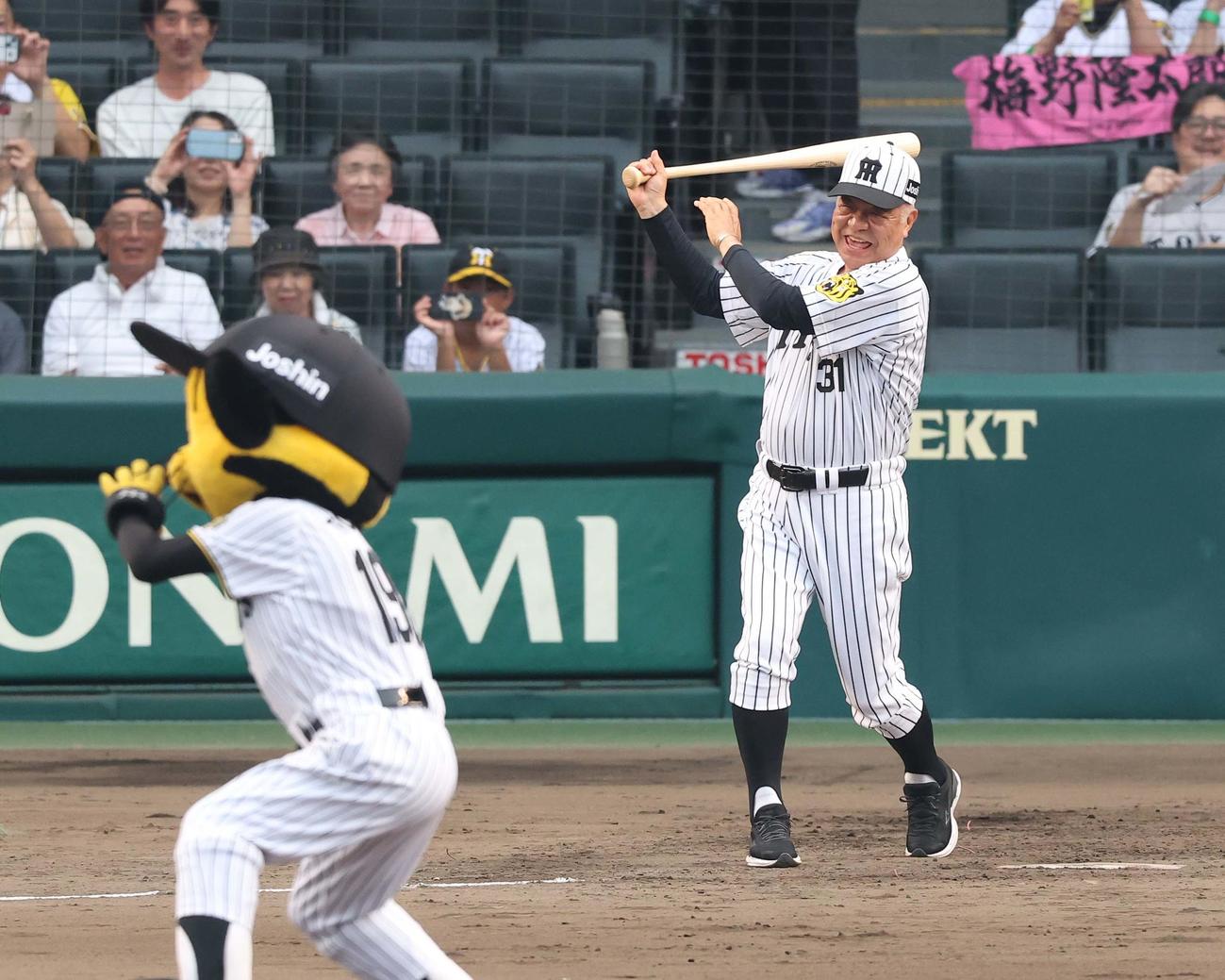 阪神対巨人　セレモニーでスイングする掛布氏（撮影・上田博志）