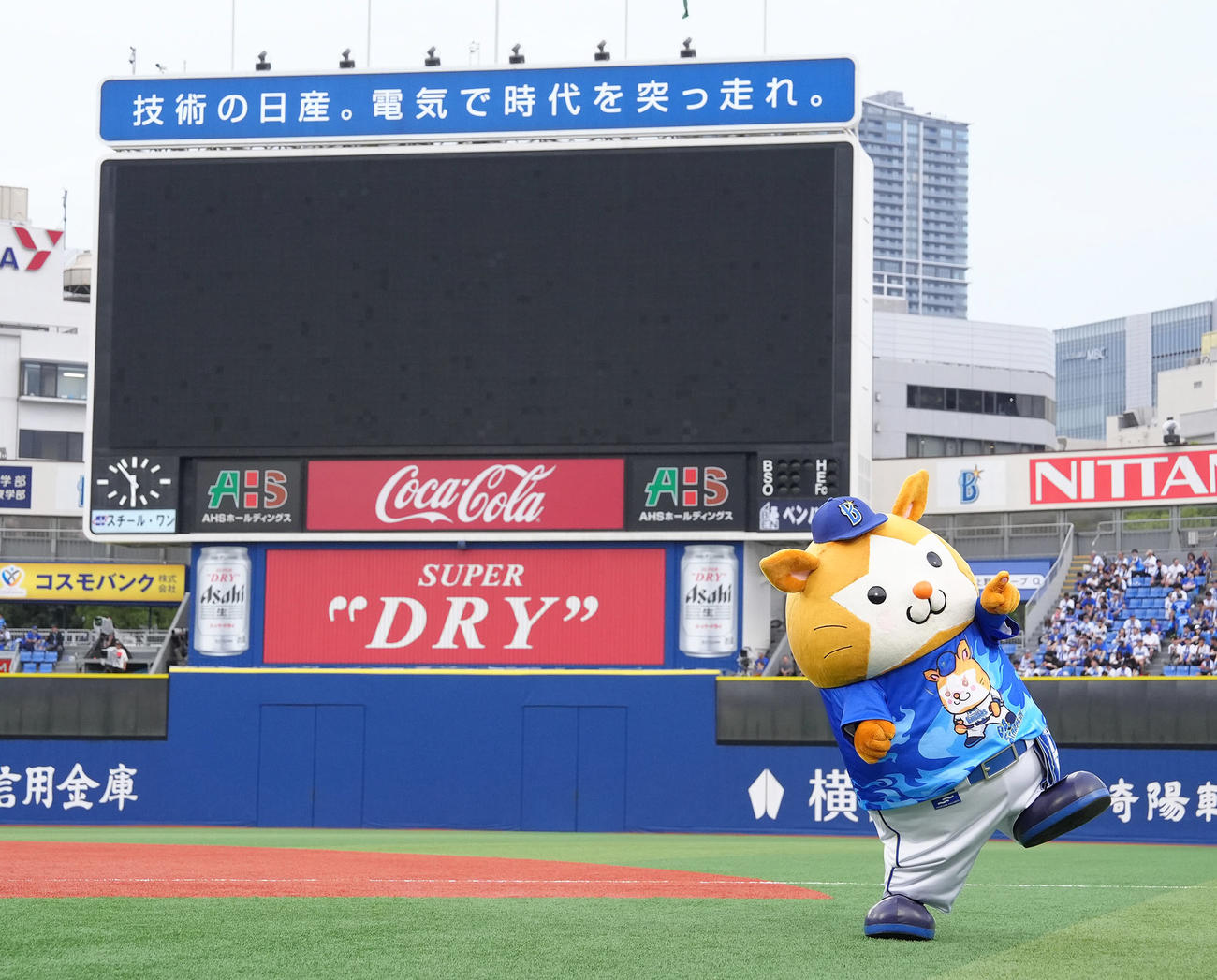 DeNA対中日　試合前、球場の電源が落ち、電光表示が表示されなくなり心配そうなDB．スターマン（撮影・足立雅史）