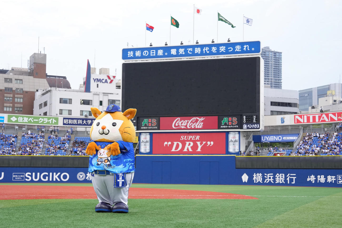 DeNA対中日　試合前、球場の電源が落ち、電光表示が表示されなくなり心配そうなDB．スターマン（撮影・足立雅史）