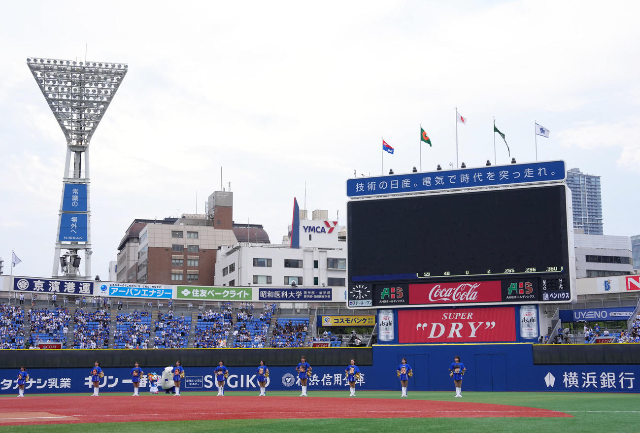 試合前、スタメンの発表の際、電光表示が表示されなくなる（撮影・足立雅史）