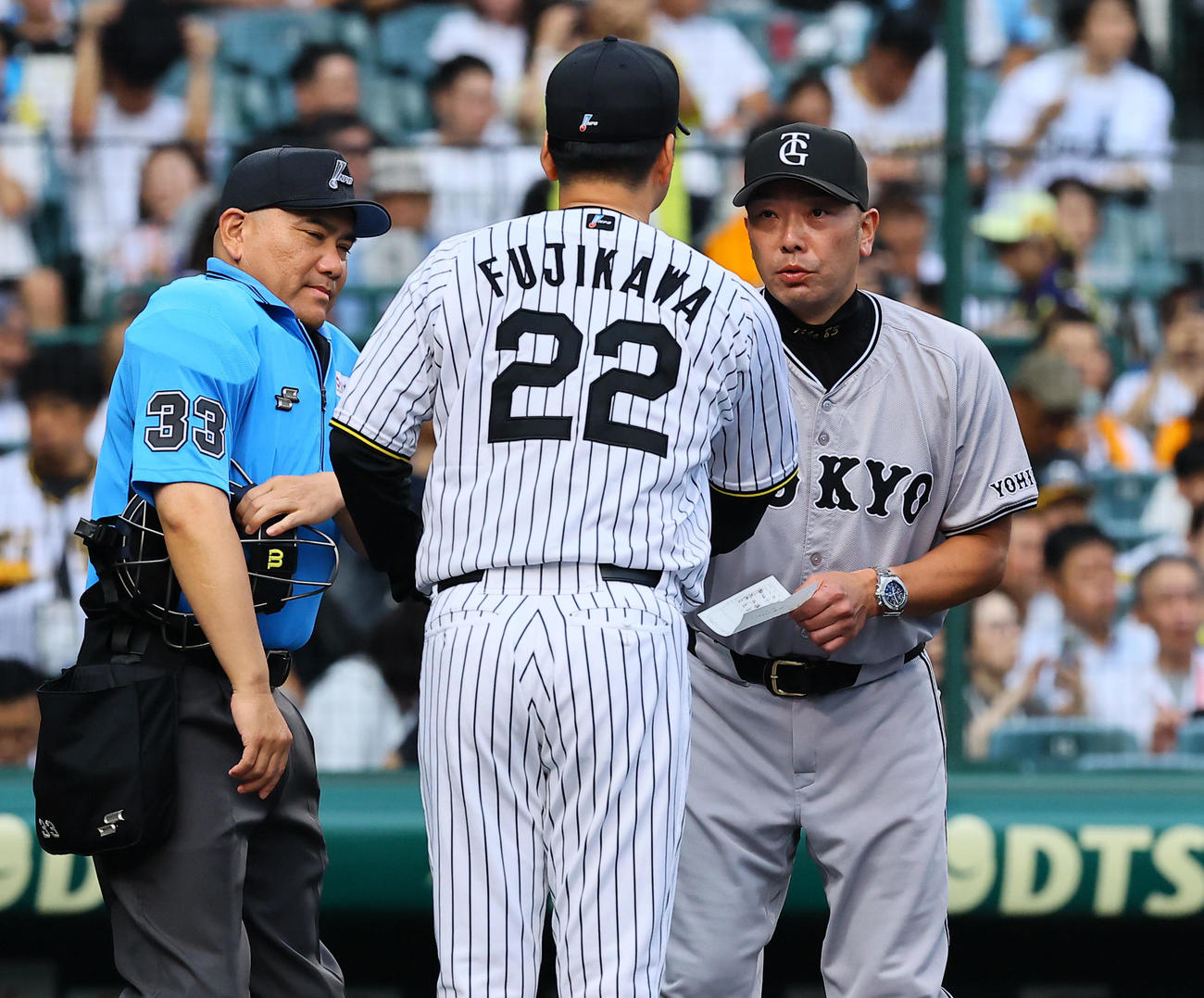 阪神対巨人　阪神藤川監督と握手を交わす巨人阿部監督（撮影・藤尾明華）