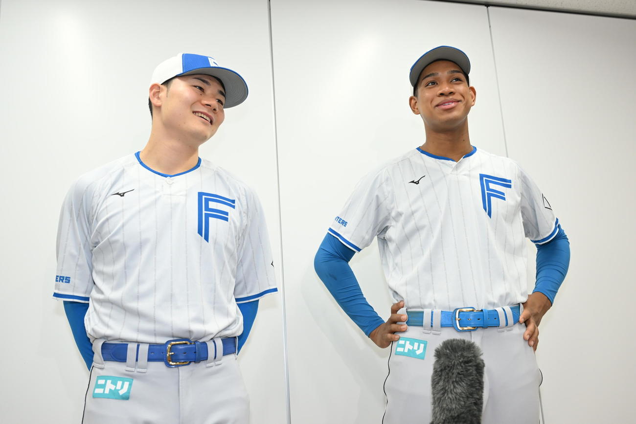 球宴ファン投票で選出された日本ハム清宮幸（左）と万波（球団提供）