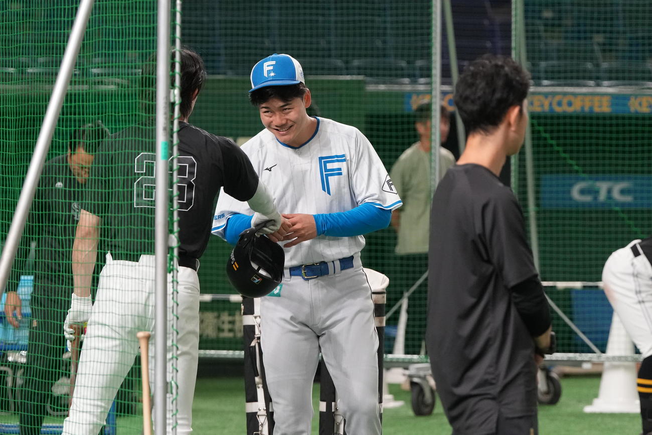 ソフトバンク対日本ハム　試合前の練習でソフトバンク周東（左）と談笑する日本ハム清宮（撮影・小沢裕）