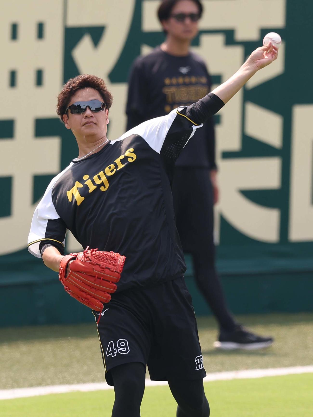 阪神対巨人　キャッチボールをする大竹（撮影・上田博志）