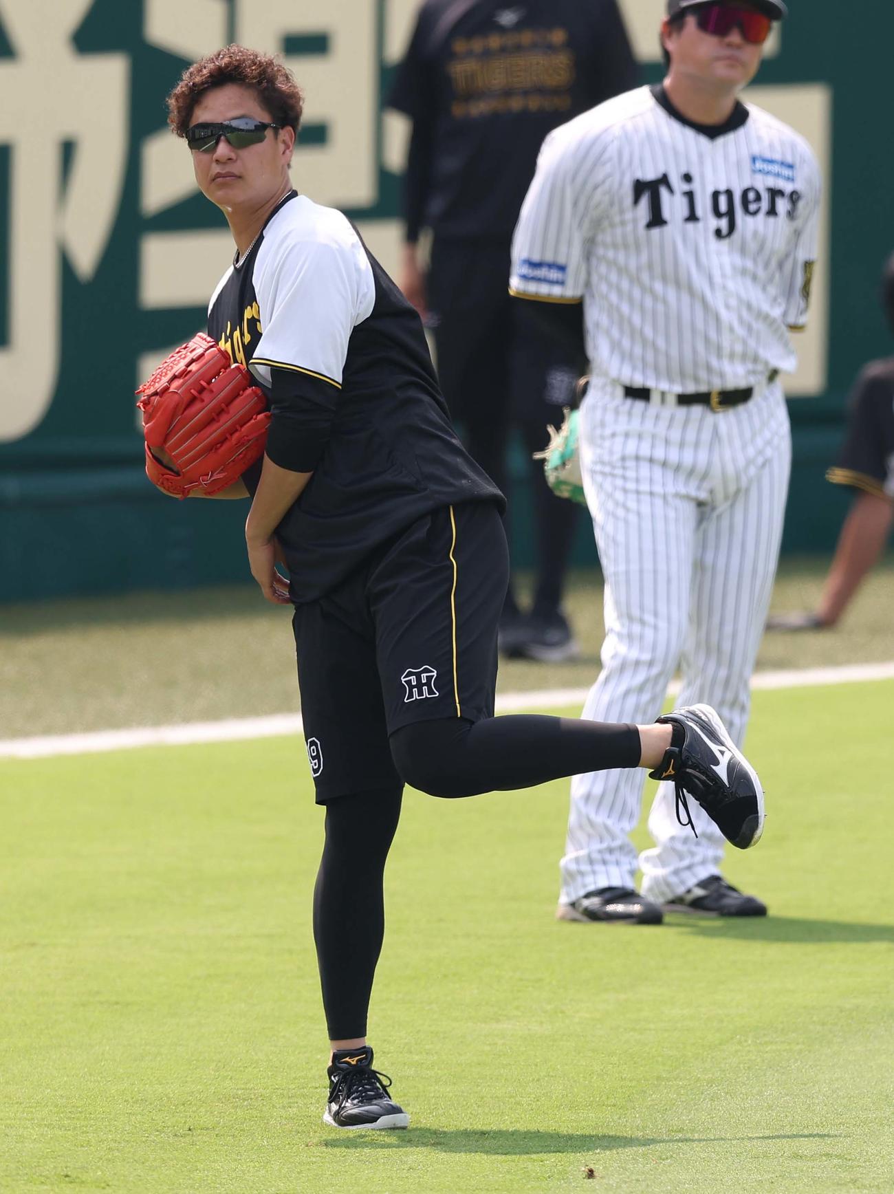 阪神対巨人　キャッチボールをする大竹（撮影・上田博志）