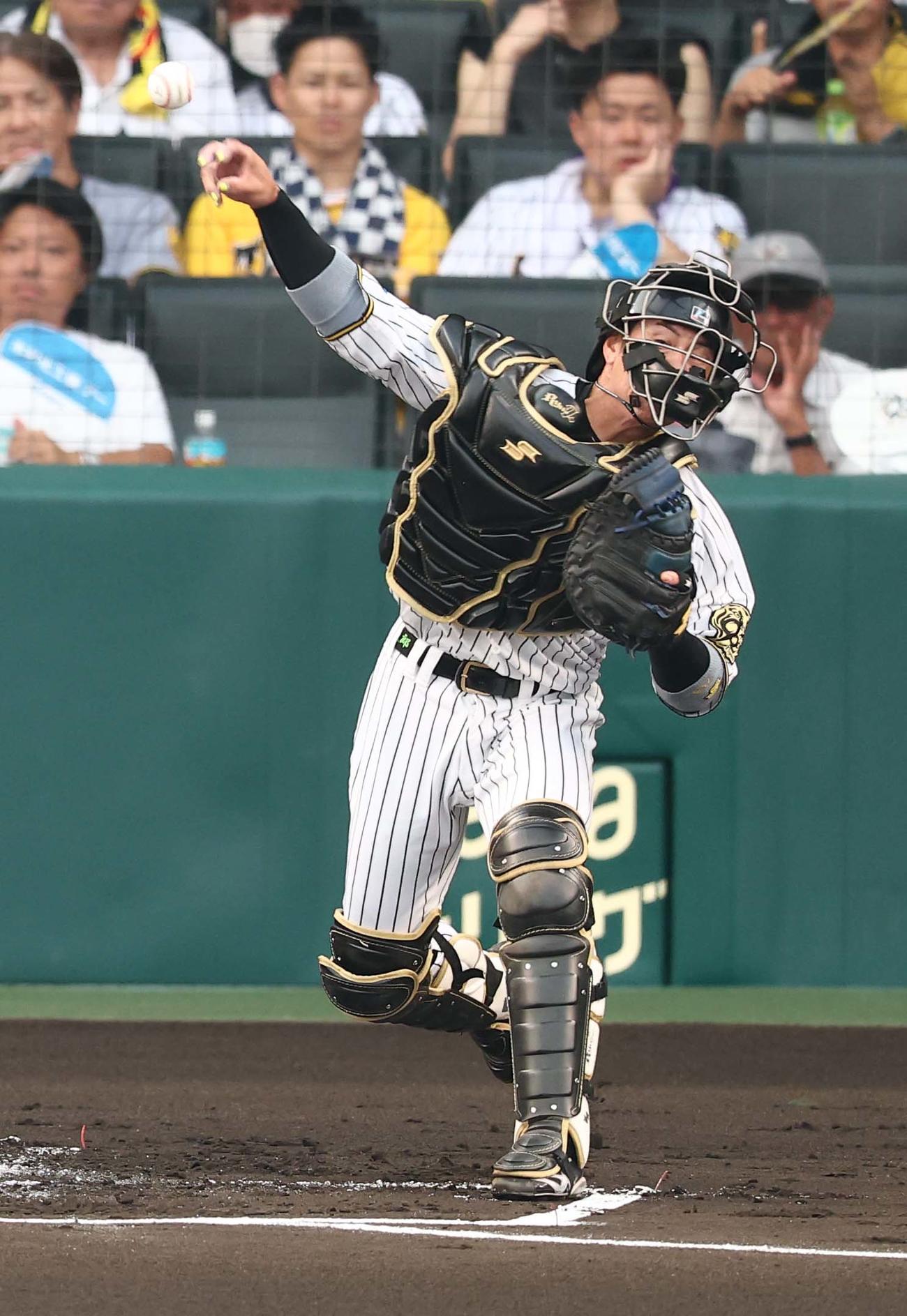 阪神対巨人　1回表巨人2死一塁、梅野はオコエの盗塁を阻止する（撮影・上田博志）