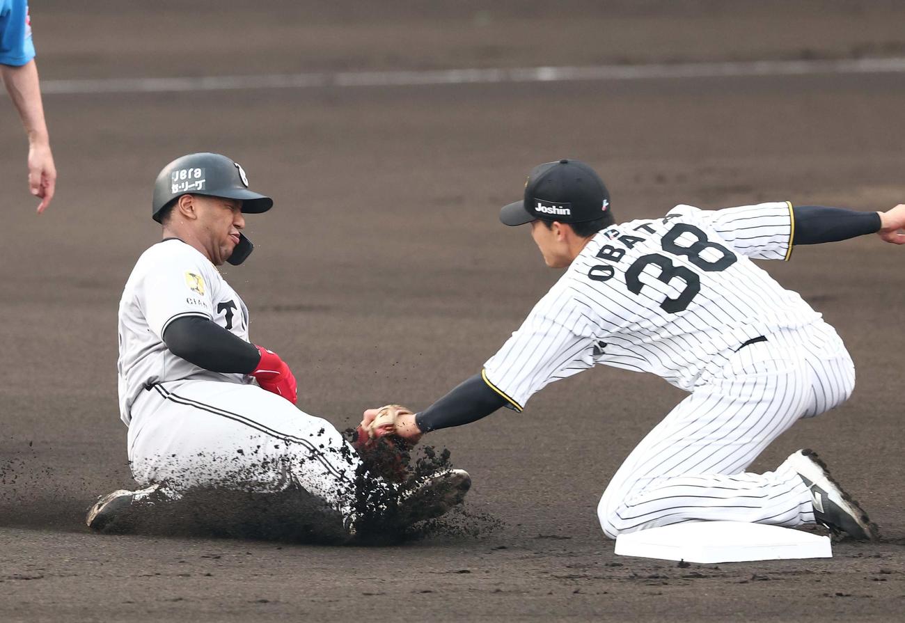 阪神対巨人　1回表巨人2死一塁、二盗に失敗するオコエ（撮影・上田博志）