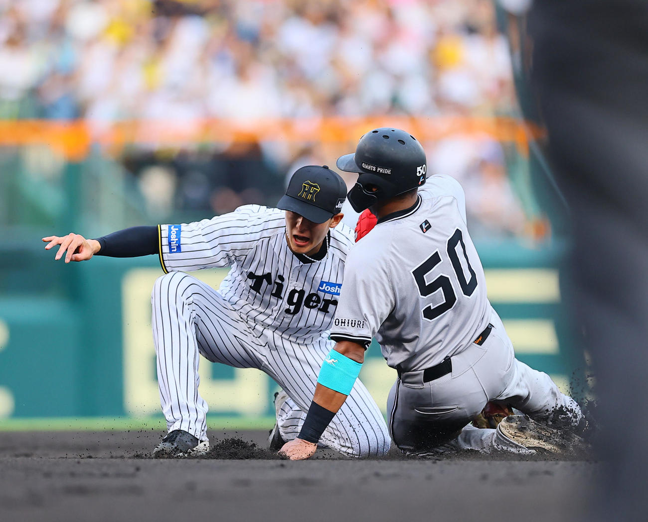 阪神対巨人　1回表巨人2死一塁、打者吉川のときオコエが二盗失敗する。野手小幡（撮影・藤尾明華）