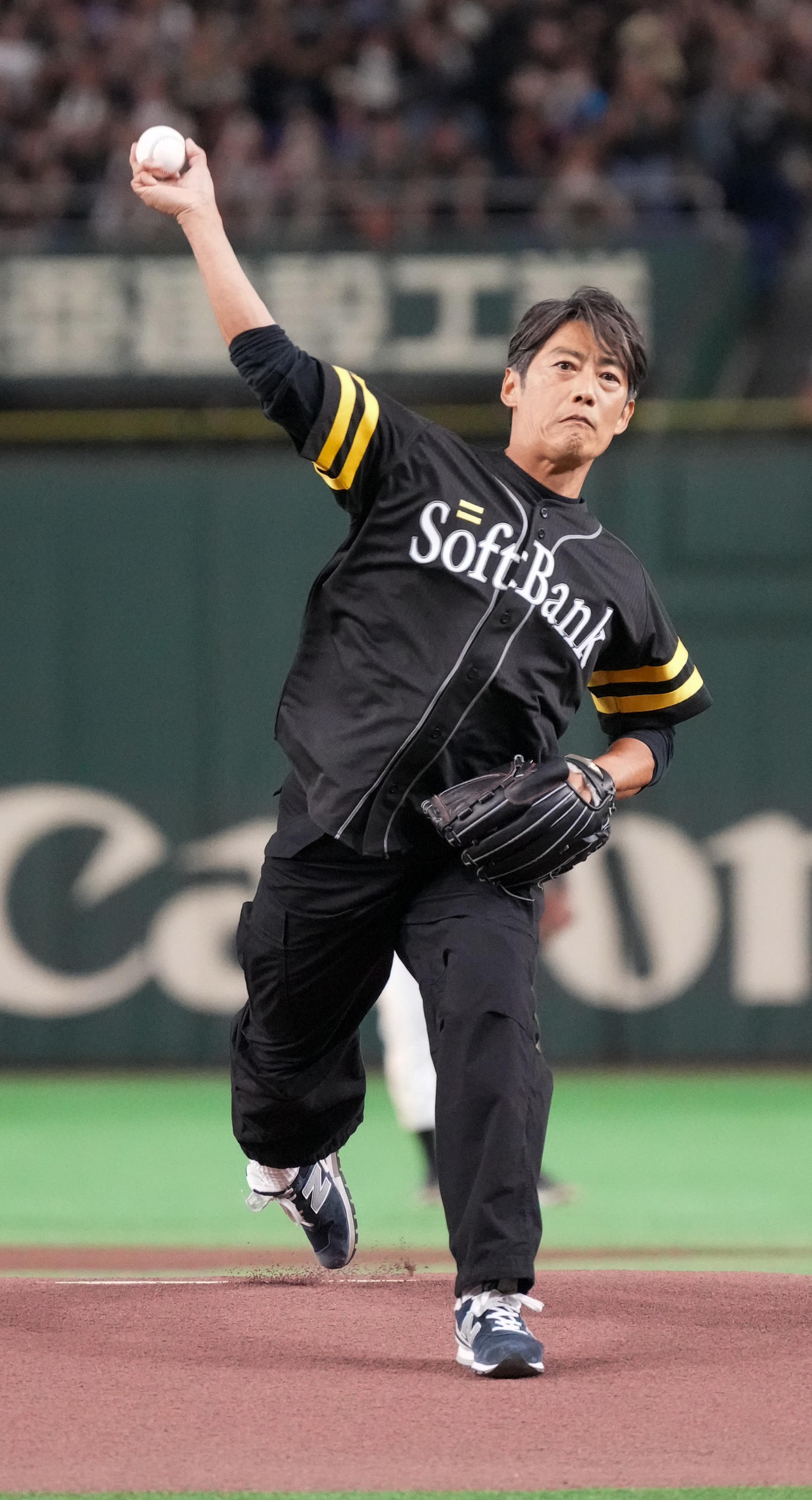 ソフトバンク対日本ハム　始球式に臨む反町隆史（撮影・小沢裕）