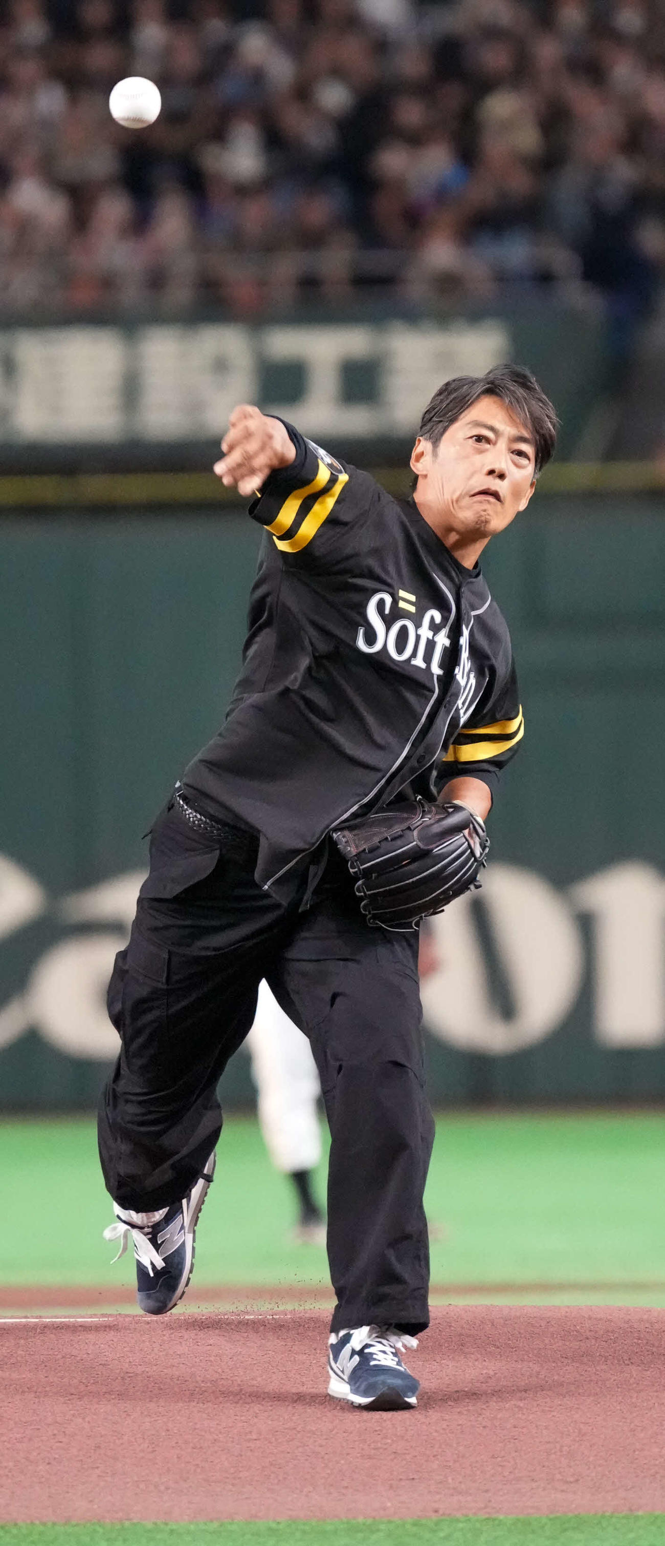 ソフトバンク対日本ハム　始球式に臨む反町隆史＝撮影・小沢裕）