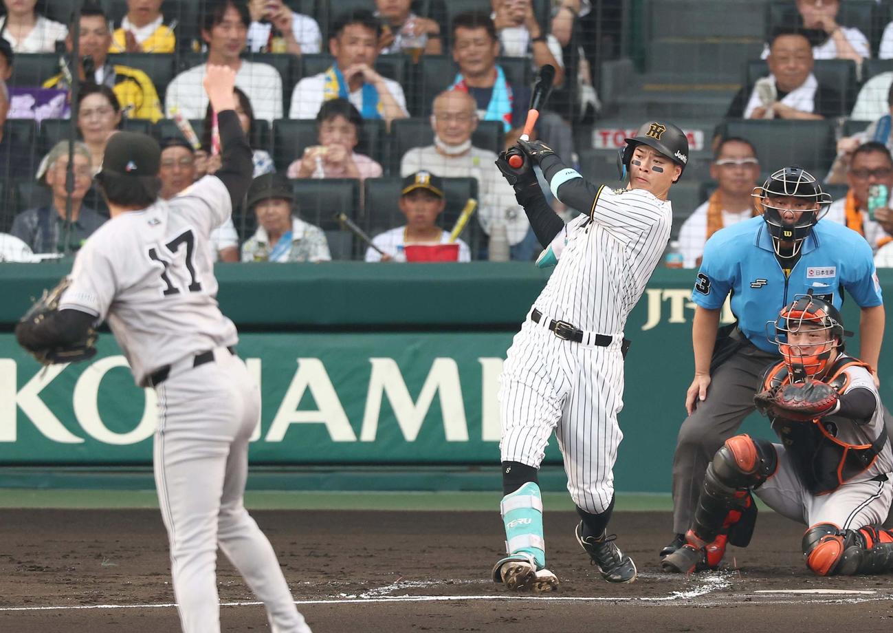 阪神対巨人　1回裏阪神2死二塁、佐藤輝は先制適時打を放つ。投手は西舘（撮影・上田博志）