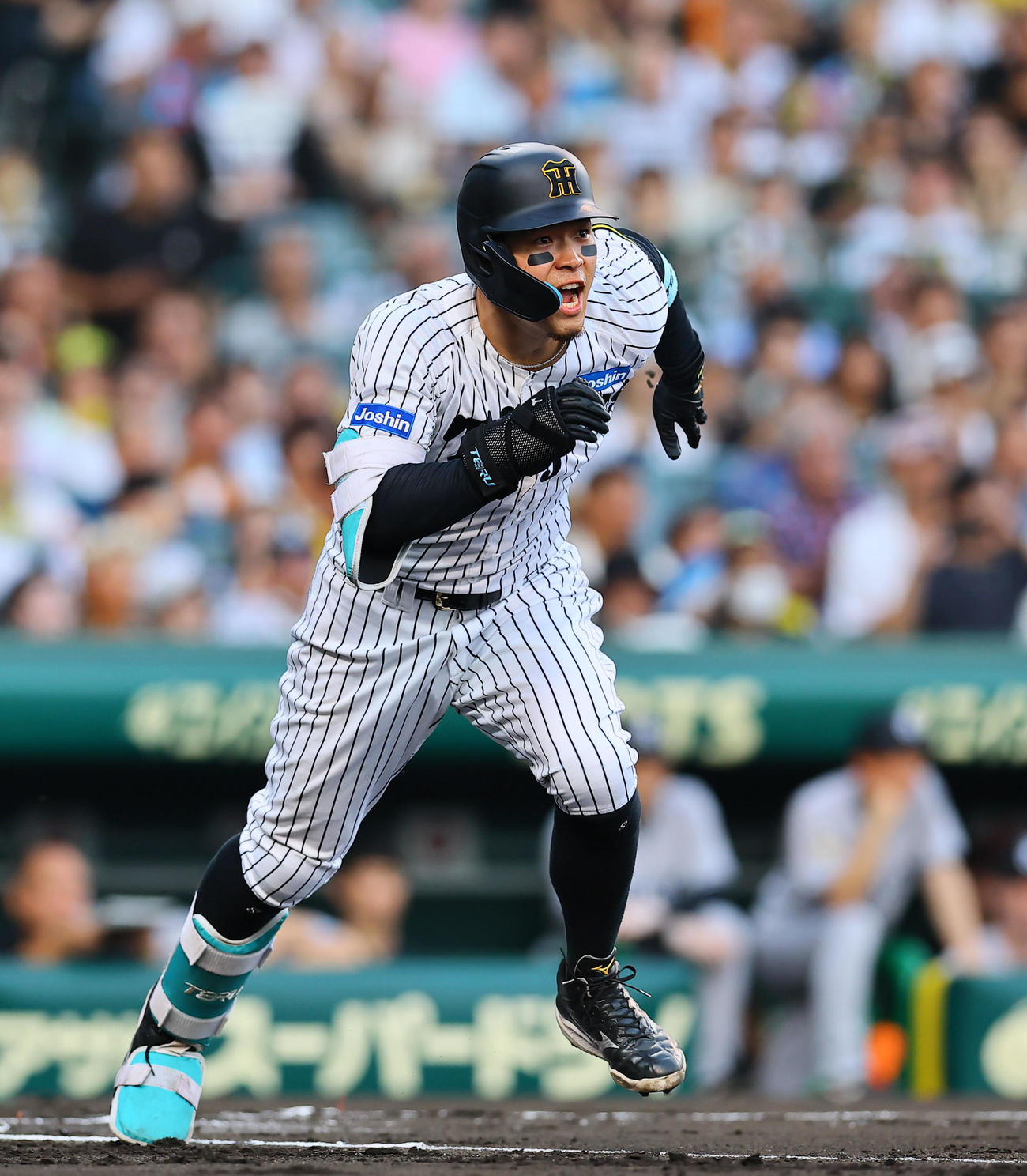 阪神対巨人　1回裏阪神2死二塁、佐藤輝は右越えに先制適時二塁打を放ち駆け出す（撮影・藤尾明華）