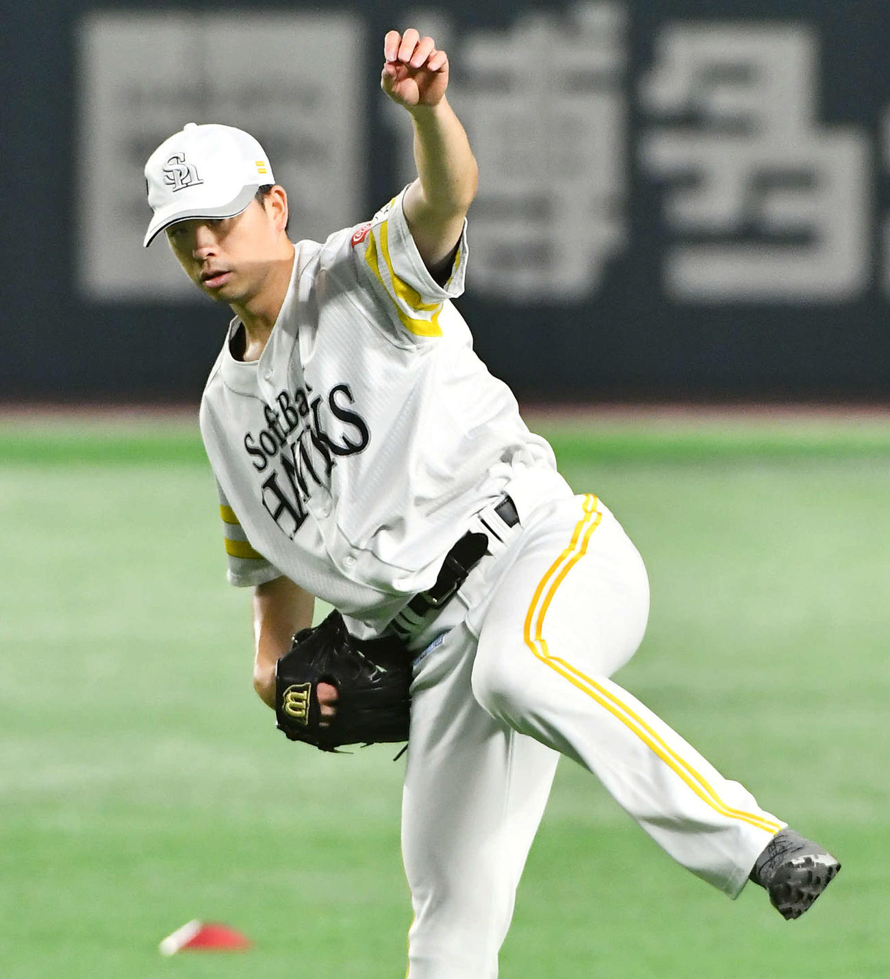 2025年6月30日、みずほペイペイドームでキャッチボールを行うソフトバンク大関友久
