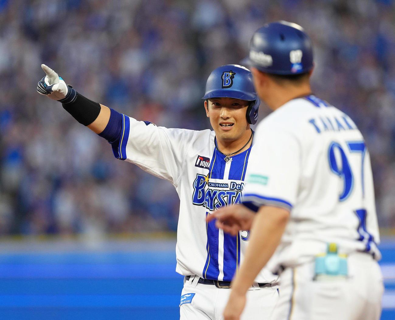 DeNA対中日　1回裏DeNA 2死満塁、山本は適時内野安打を放ち喜ぶ（撮影・足立雅史）