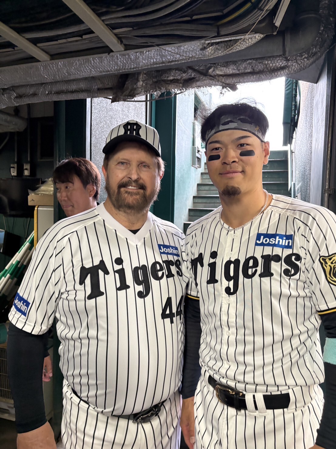 記念撮影する元阪神バース氏（左）と阪神佐藤輝（バース氏提供）