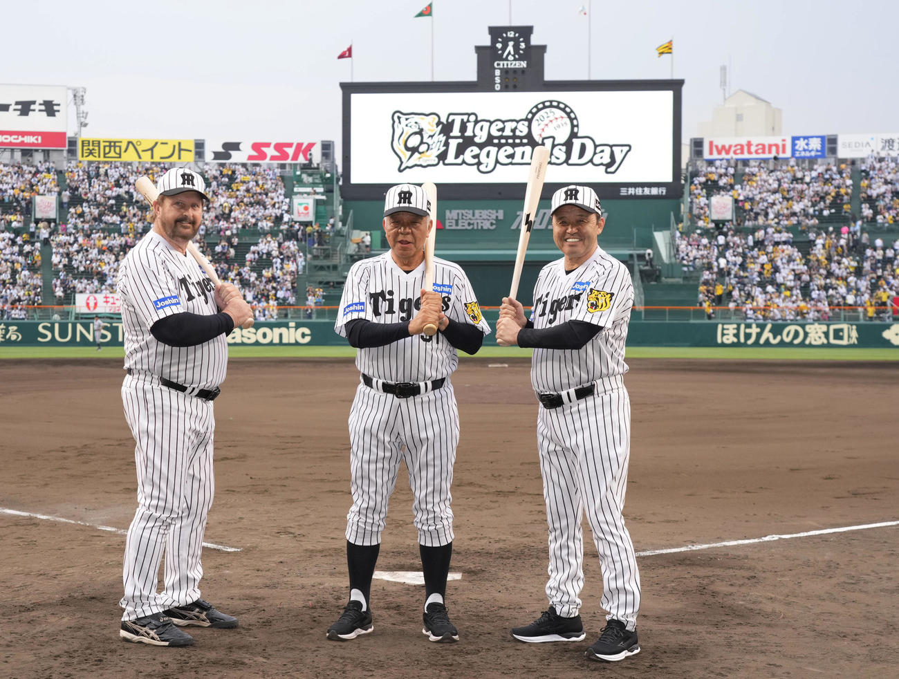 阪神対巨人　レジェンズデーに登場し、記念写真に納まる左からランディ・バース、掛布雅之氏、岡田彰布オーナー付顧問（撮影・藤尾明華）